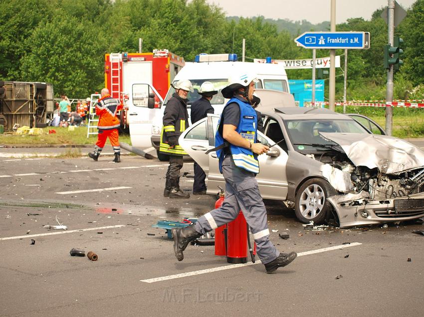 Schwerer Unfall mit Reisebus Lohmar Donrather Dreieck P095.JPG